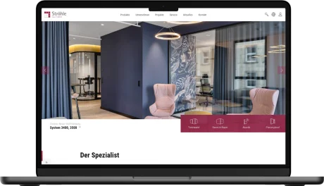Der Screenshot präsentiert ein elegantes, modernes Interieur. Dunkelblaue Vorhänge und ein Möbelstück rahmen einen hellen Sitzbereich mit raffinierten Tapeten und Kissen ein.