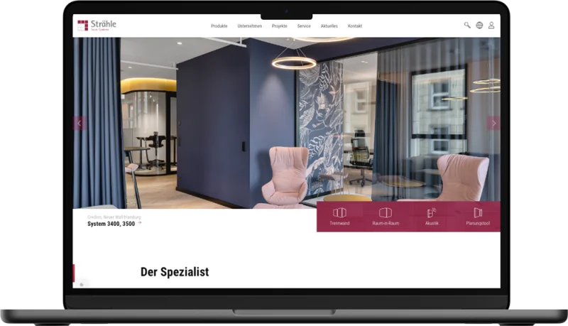 Der Screenshot präsentiert ein elegantes, modernes Interieur. Dunkelblaue Vorhänge und ein Möbelstück rahmen einen hellen Sitzbereich mit raffinierten Tapeten und Kissen ein.